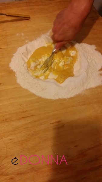 uova e farina giro con forchetta