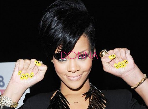 yellow-nails-di-rihanna