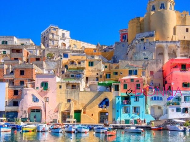 citta-colorateisola-di-procida-italia